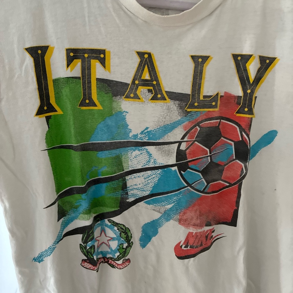 VINTAGE 90s NIKE Italy Soccer Tee

Great for World Cup this summer